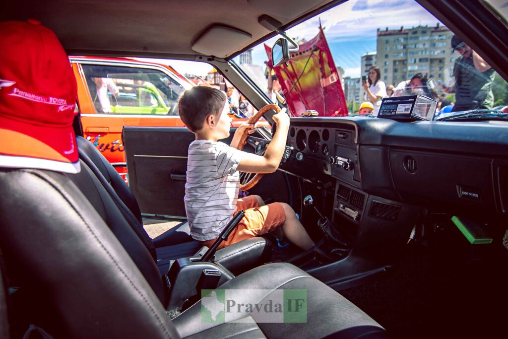 У Франківську проходить благодійний автодень «На колесах». ФОТОРЕПОРТАЖ