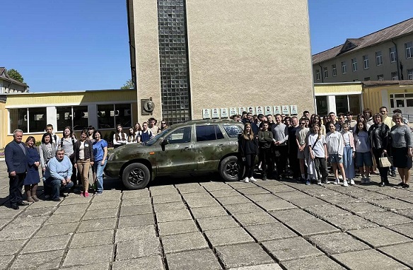 У Калуському ліцеї придбали автомобіль для потреб ЗСУ