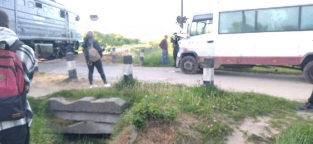 На Коломийщині рейсовий автобус в’їхав у приміський поїзд