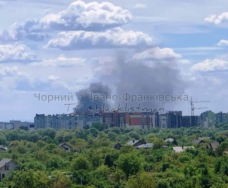 У Франківську загорілася металобаза