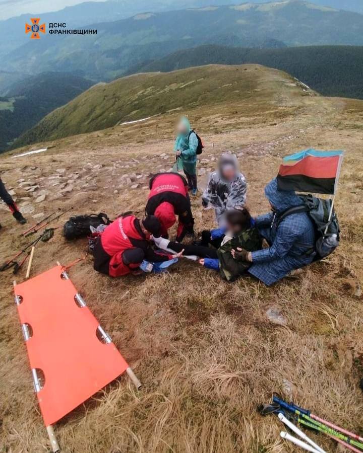 Прикарпатські рятувальники допомогли туристці, яка травмувалася у горах. ФОТО