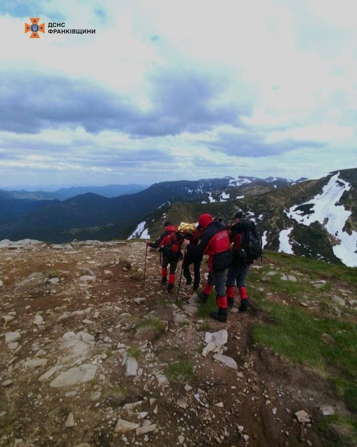 Прикарпатські рятувальники допомогли туристці, яка травмувалася у горах. ФОТО