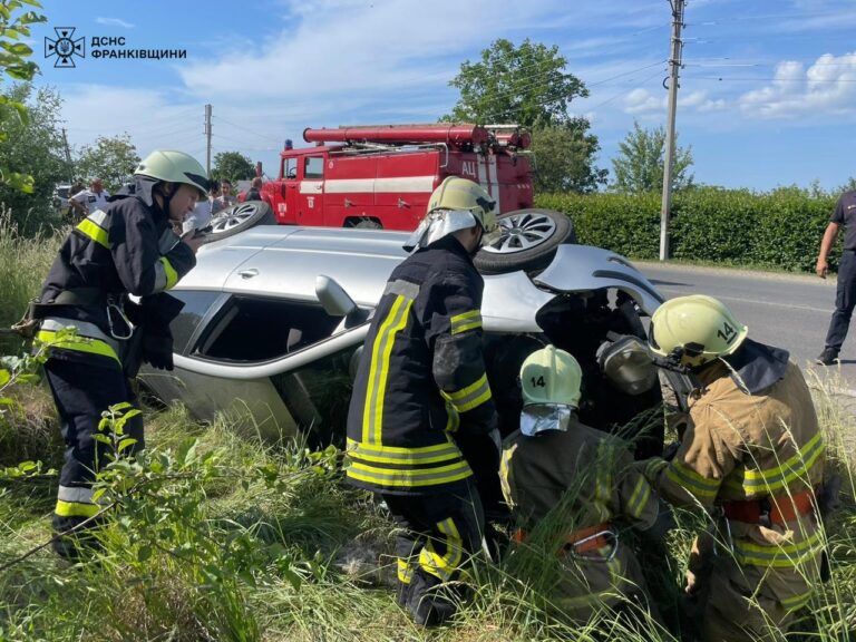 На Прикарпатті автівка злетіла з дороги та перекинулася, є травмований