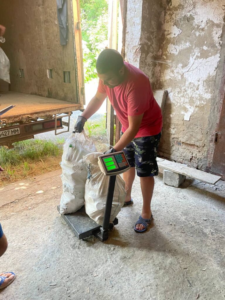 Жителі села на Калущині встановили стелу за кошти зі здачі сміття