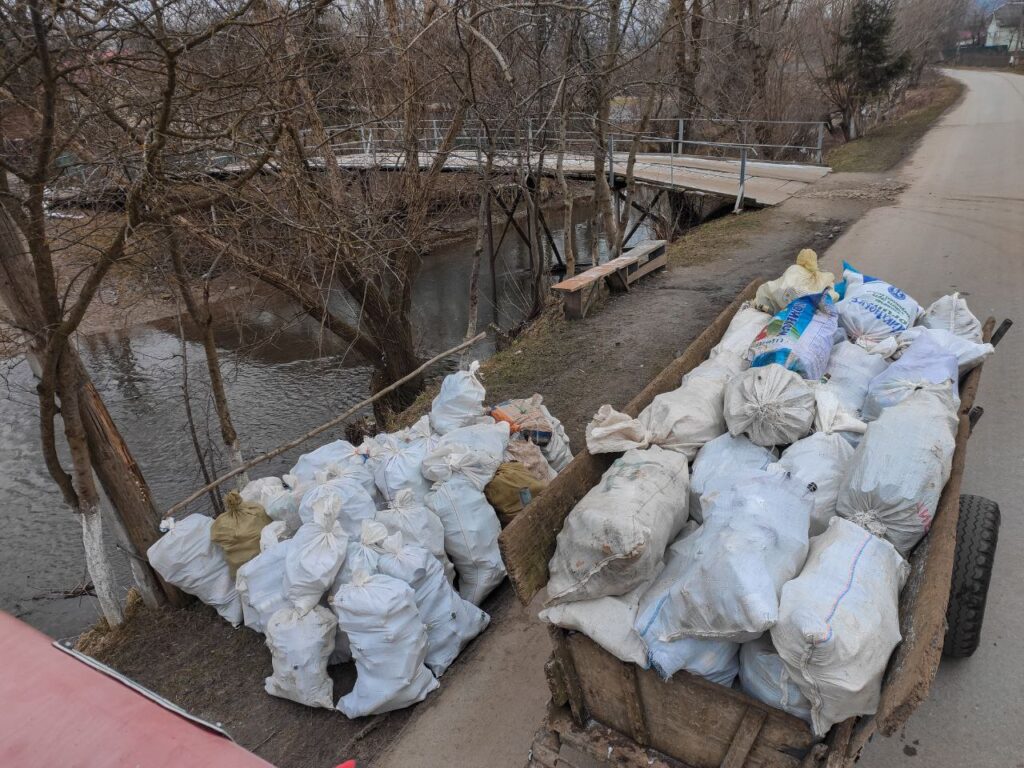 Жителі села на Калущині встановили стелу за кошти зі здачі сміття