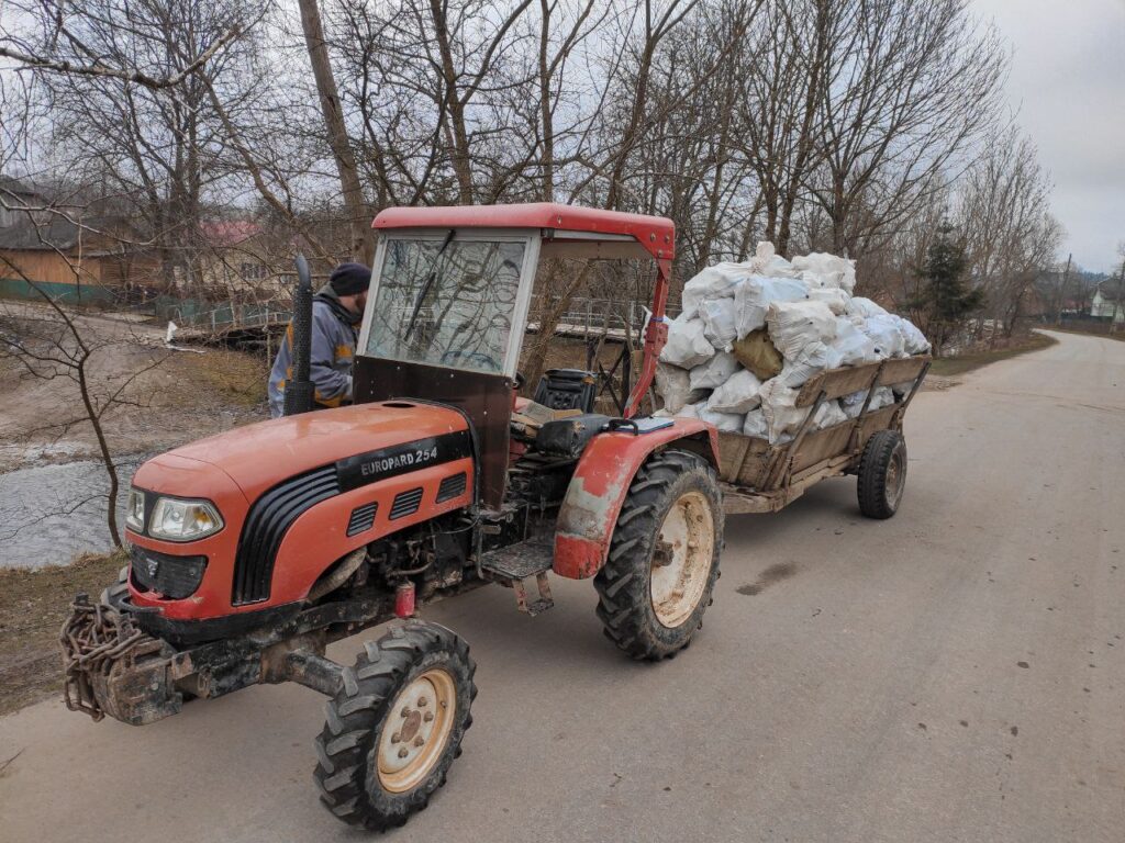 Жителі села на Калущині встановили стелу за кошти зі здачі сміття