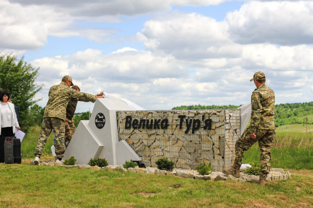 Жителі села на Калущині встановили стелу за кошти зі здачі сміття