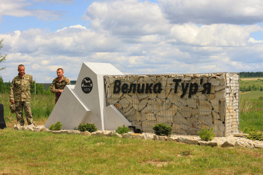 Жителі села на Калущині встановили стелу за кошти зі здачі сміття