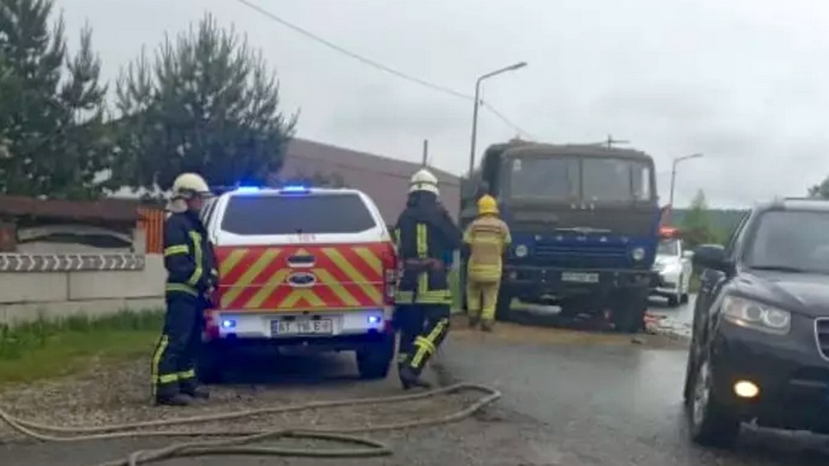 Біля Надвірної зіштовхнулися дві вантажівки