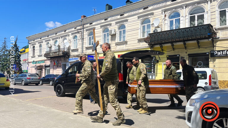 Коломияни зустріли скорботний кортеж з тілом захисника Миколи Гурського