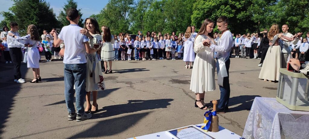 На Франківщині, школярі замість квітів на Останній дзвоник, зробили донат на ЗСУ