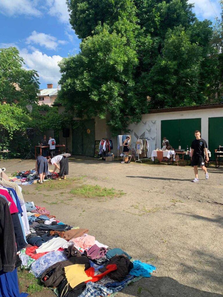 У Франківську влаштували вуличний розпродаж одягу, щоб зібрати гроші на протез військовому