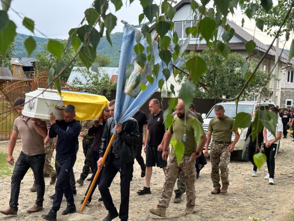 Перегінська громада на колінах зустріла тіло свого земляка-героя Володимира Чоповського