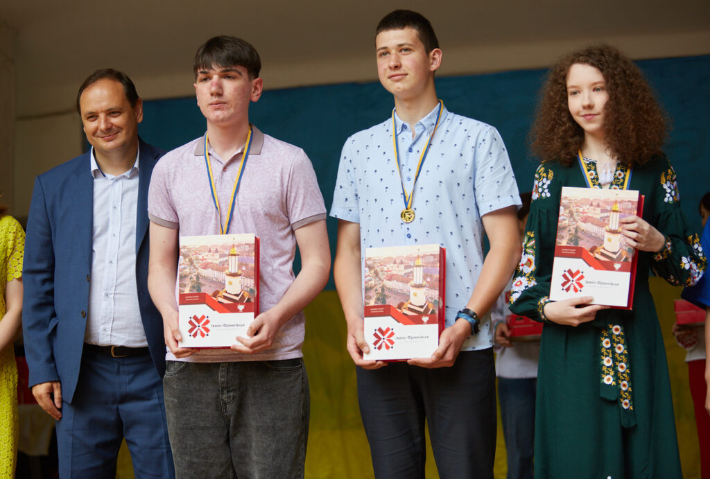 Понад 200 випускників шкіл Франківської громади отримали медалі за успішне навчання СПИСОК