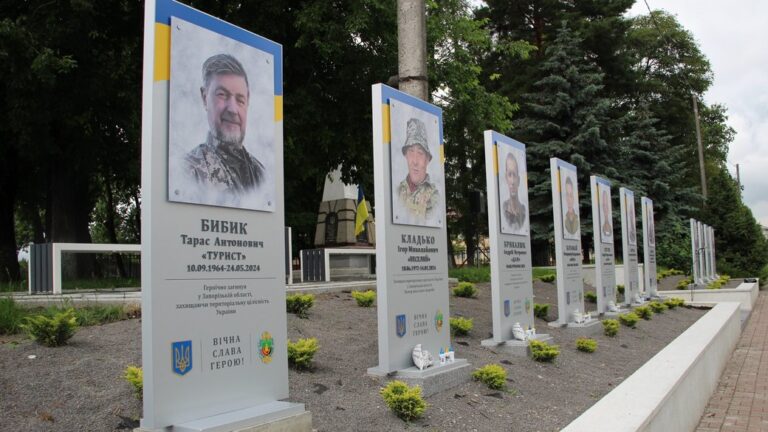 У Ямниці встановили стенд в пам'ять про полеглого бійця Тараса Бибика