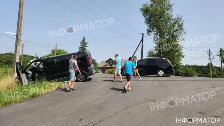 На Прикарпатті чергова ДТП: зіткнулися бус і легковик