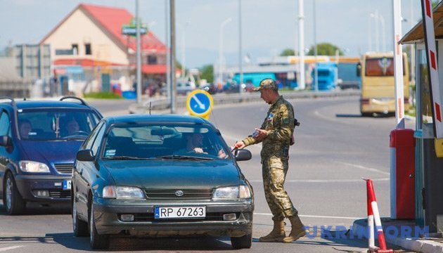 Україна проводить консультації з ЄС щодо чоловіків, які незаконно виїхали за кордон