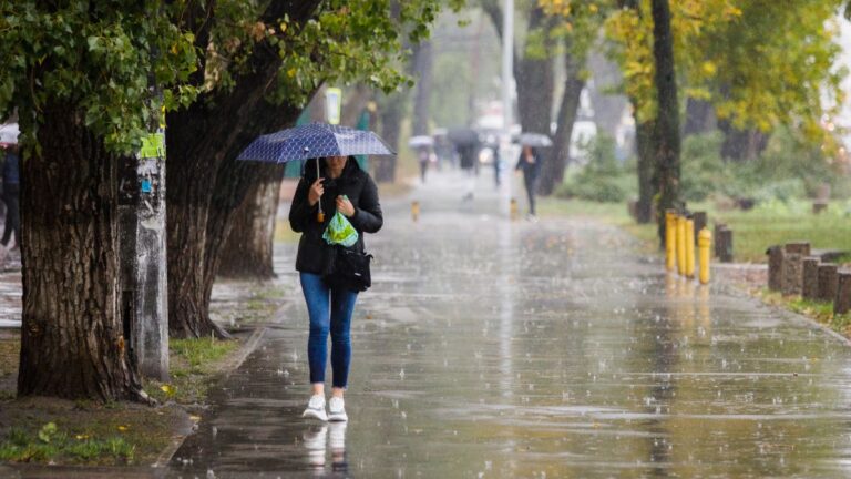 Жителів Франківщини попереджають про значні дощі та грози