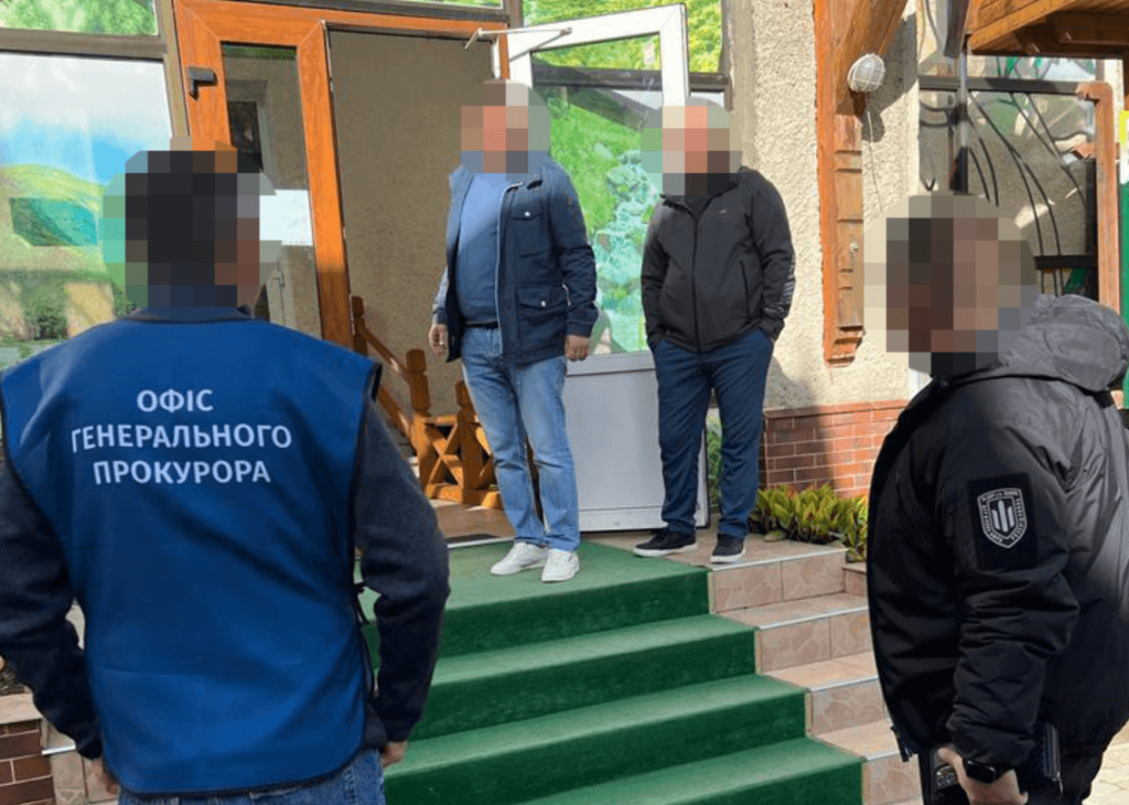 Скандал у Карпатському нацпарку: заступник керівника та касир привласнювали кошти туристів за сходження на Говерлу