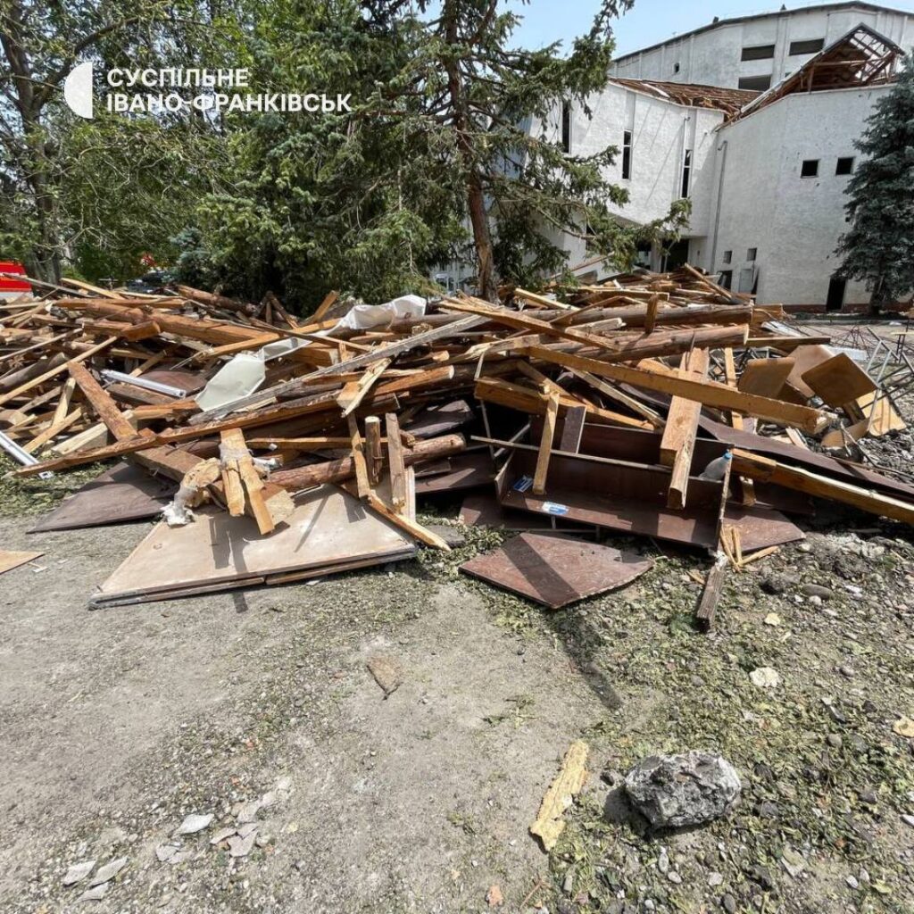 Як виглядає ІФНТУНГ вдень після ранкового обстрілу. ФОТО