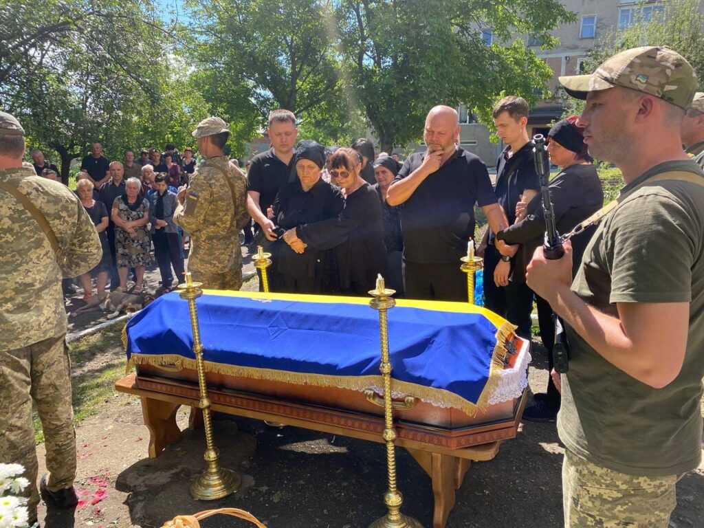 У Городенці зі слозами на очах провели в останню путь загиблого Героя Андрія Долинського