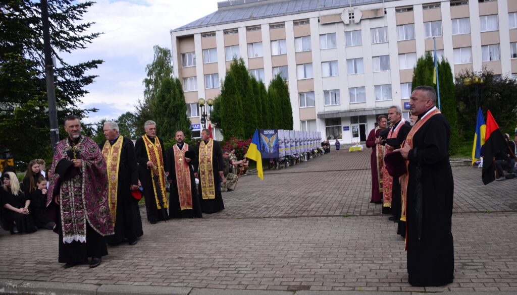 На вічний спочинок додому повернувся прикарпатець Микола Максимів