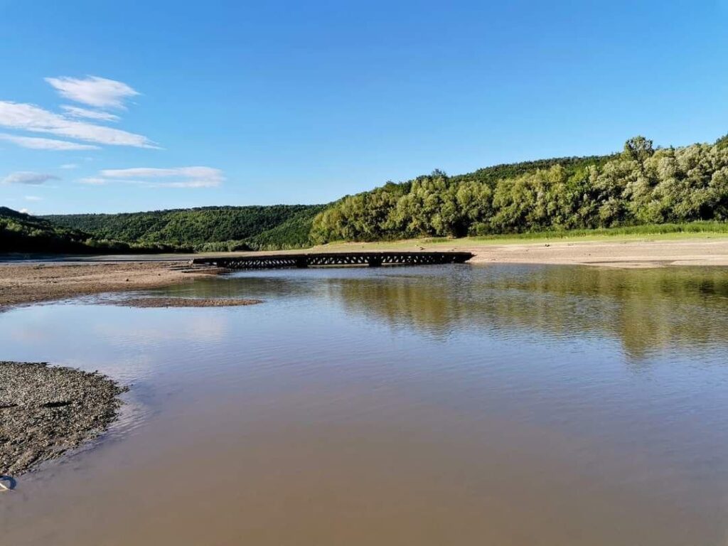 На поверхні Дністра через зниження рівня води виявили старий затоплений міст