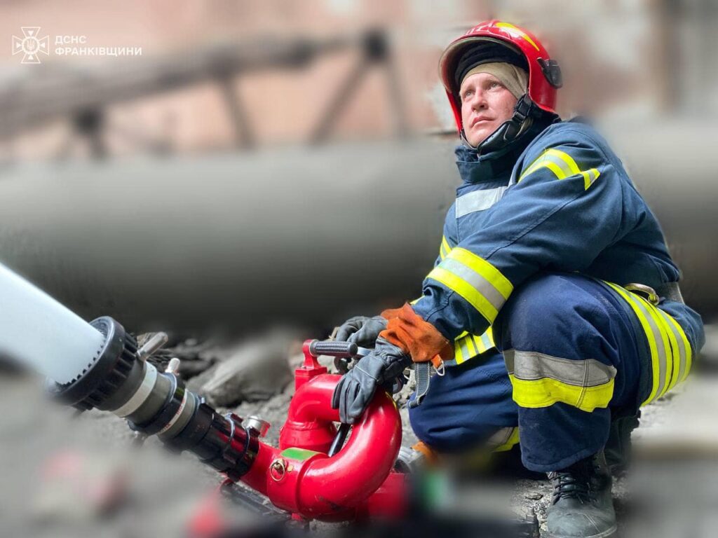 На Прикарпатті більше сотні рятувальників гасили масштабну пожежу, спричинену російським обстрілом