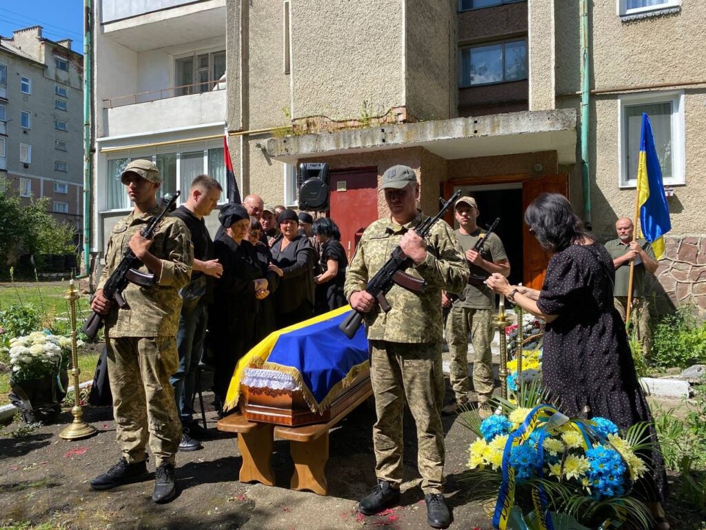 У Городенці зі слозами на очах провели в останню путь загиблого Героя Андрія Долинського