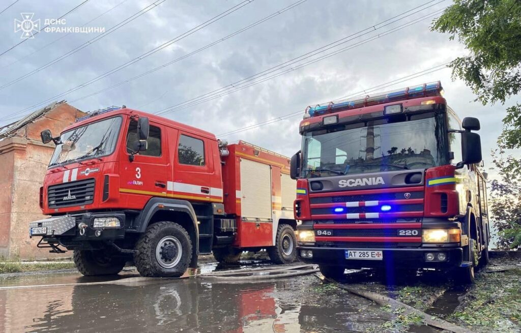 На Прикарпатті більше сотні рятувальників гасили масштабну пожежу, спричинену російським обстрілом