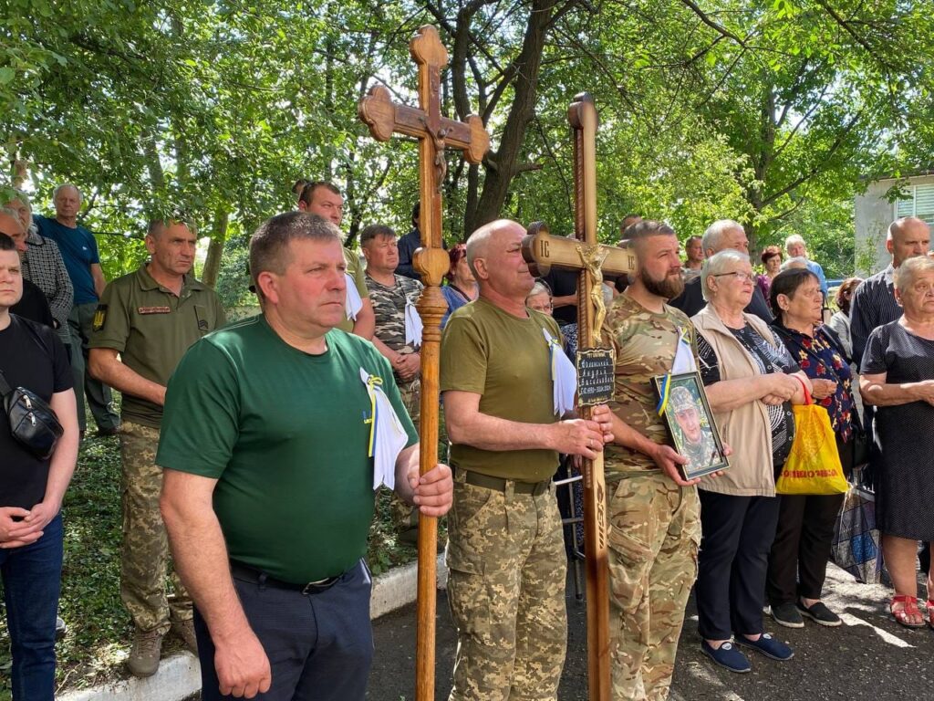 У Городенці зі слозами на очах провели в останню путь загиблого Героя Андрія Долинського