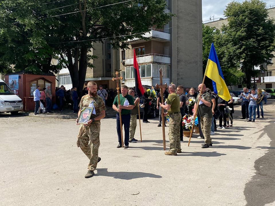 У Городенці зі слозами на очах провели в останню путь загиблого Героя Андрія Долинського