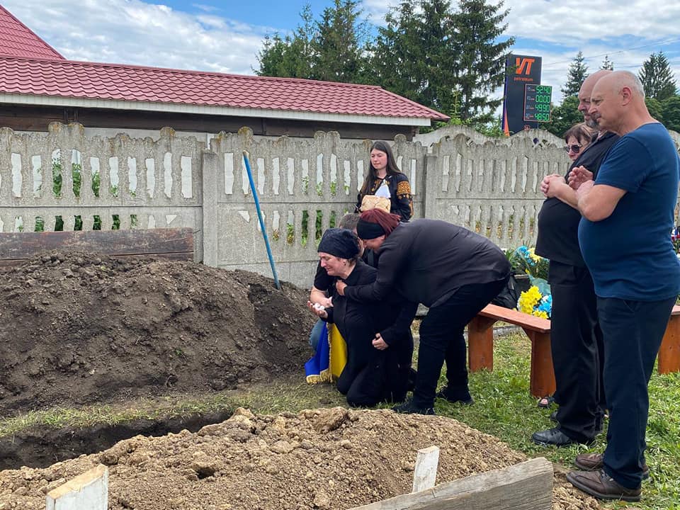 У Городенці зі слозами на очах провели в останню путь загиблого Героя Андрія Долинського