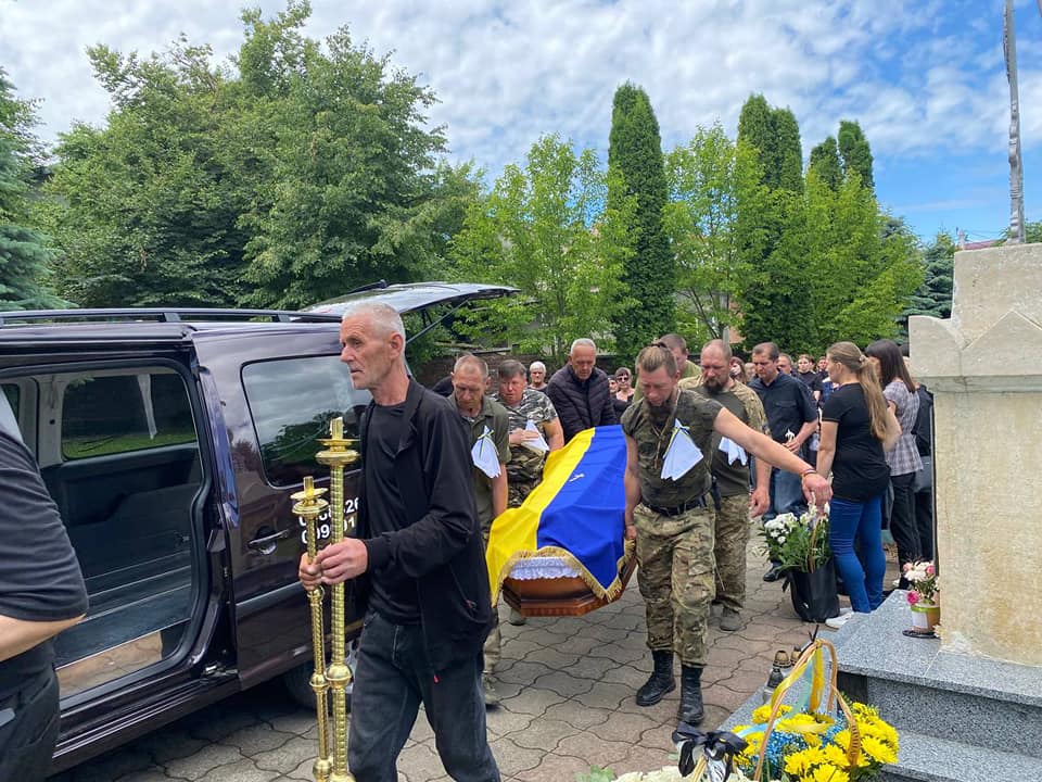 У Городенці зі слозами на очах провели в останню путь загиблого Героя Андрія Долинського