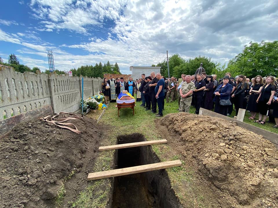 У Городенці зі слозами на очах провели в останню путь загиблого Героя Андрія Долинського