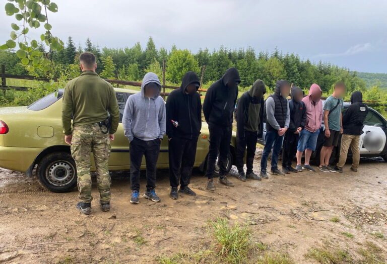 Прикордонники затримали прикарпатця, який віз шістьох чоловіків до румунського кордону