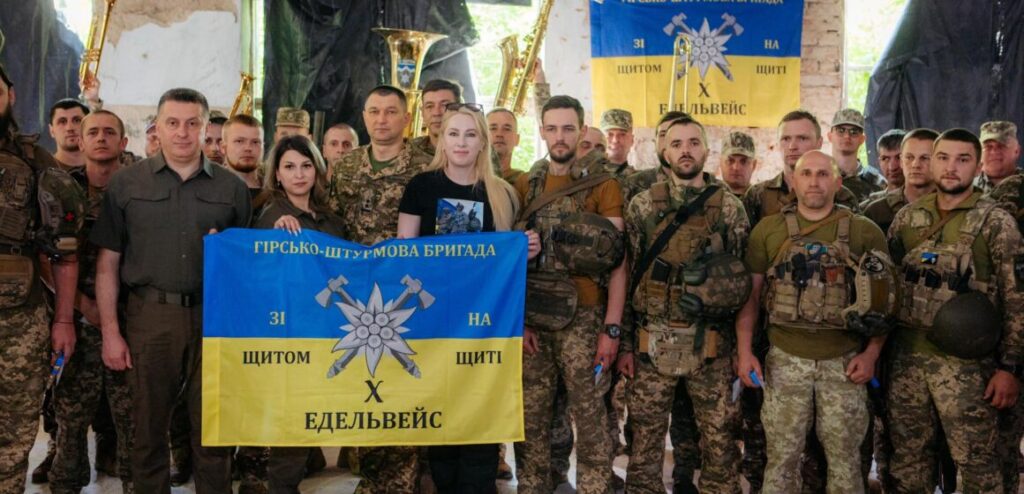 Світлана Онищук відвідала «едельвейсів» на фронті та передала їм ударні безпілотники