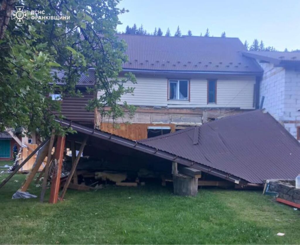 На Прикарпатті обвалилася частина будинку, з-під завалів рятувальники деблокували жінку