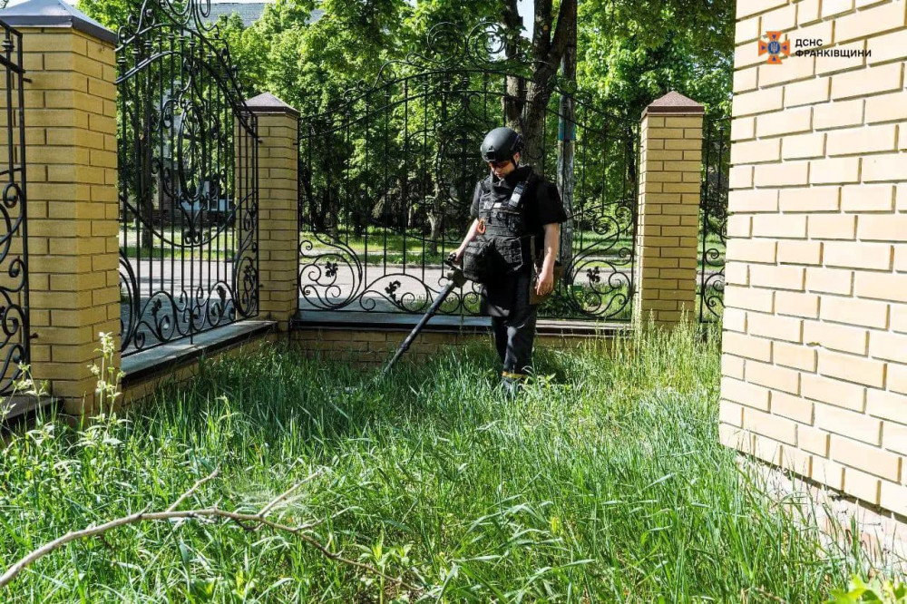 Прикарпатські сапери продовжують очищати від мін деокуповані території