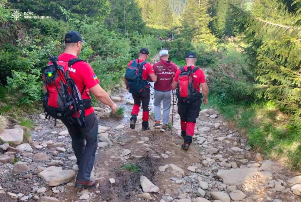 Гірські рятувальники допомогли двом травмованим туристам в Карпатах ФОТО