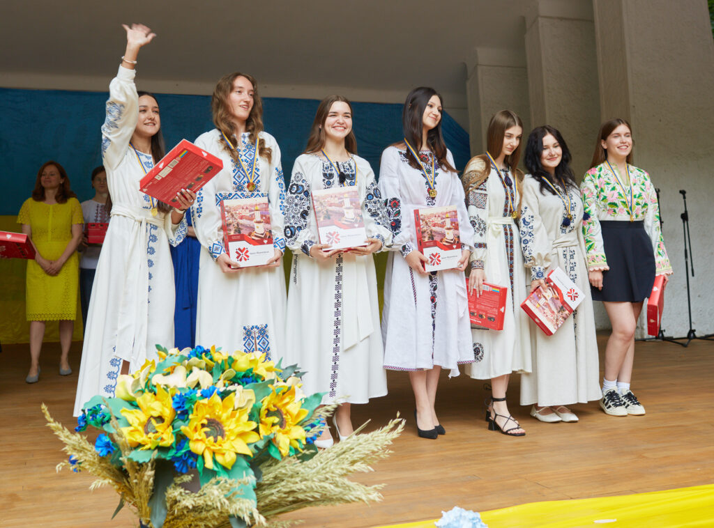 У Івано-Франківську вручили медалі найкращим випускникам 2024 року ФОТО
