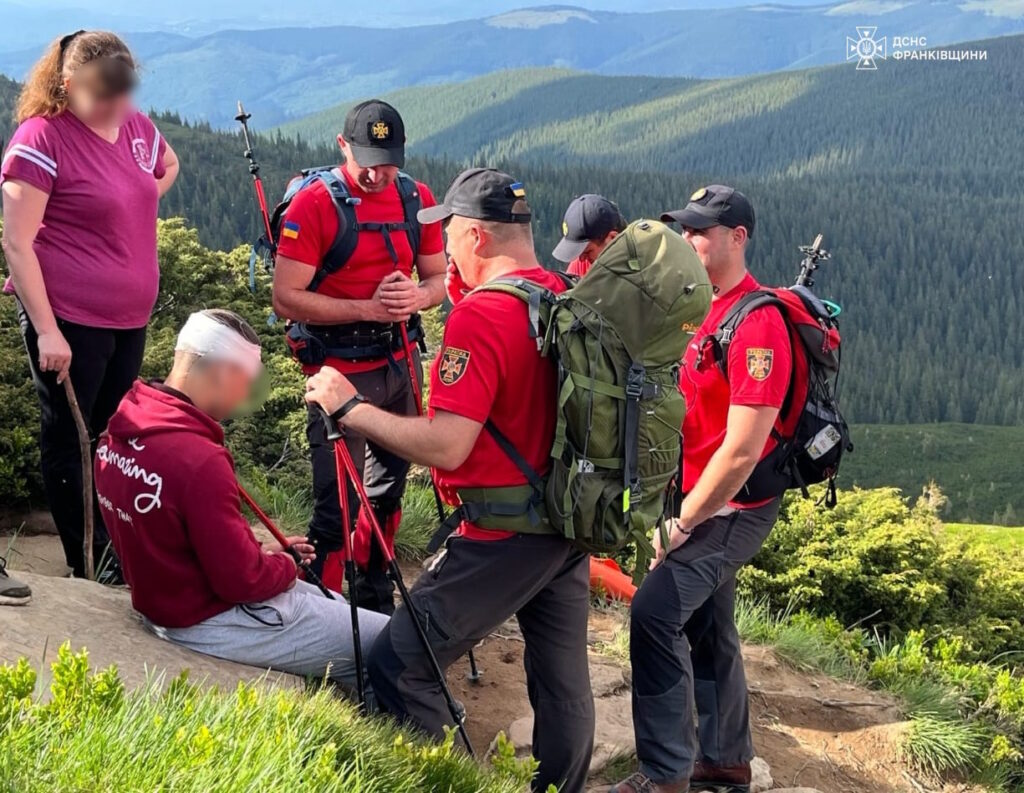 Гірські рятувальники допомогли двом травмованим туристам в Карпатах ФОТО