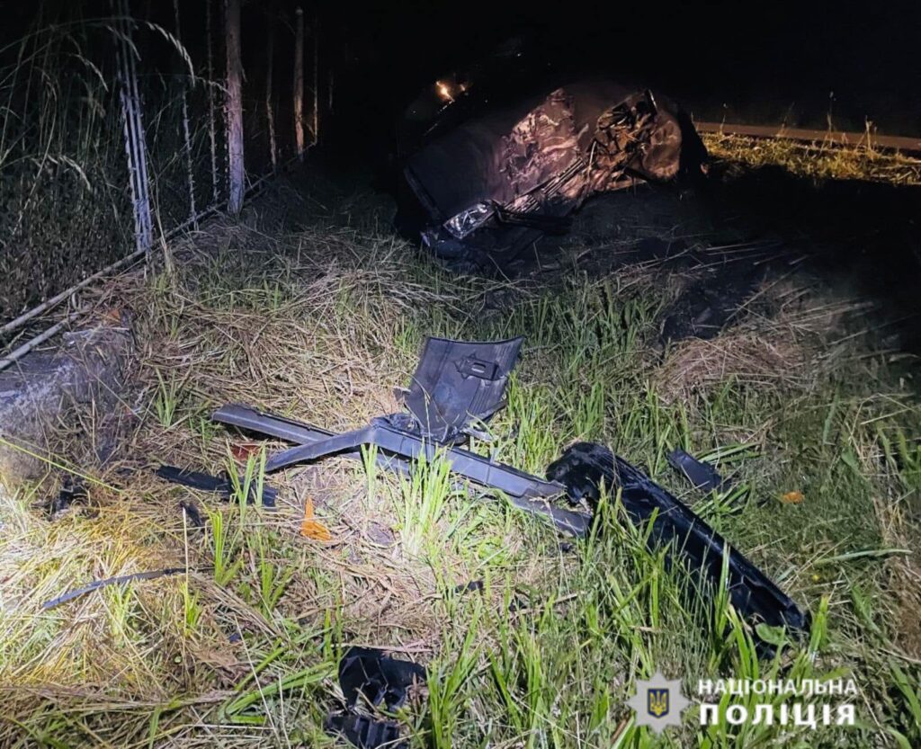 Травми отримали двоє пасажирів: на Прикарпатті автомобіль з'їхав в кювет. ФОТО