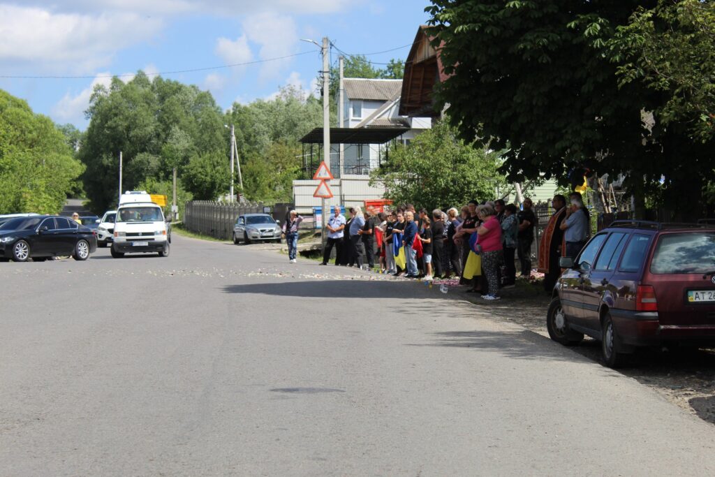 Делятинська громада навколішки зустріла скорботний кортеж з тілом полеглого Героя Олександра Сидорчука