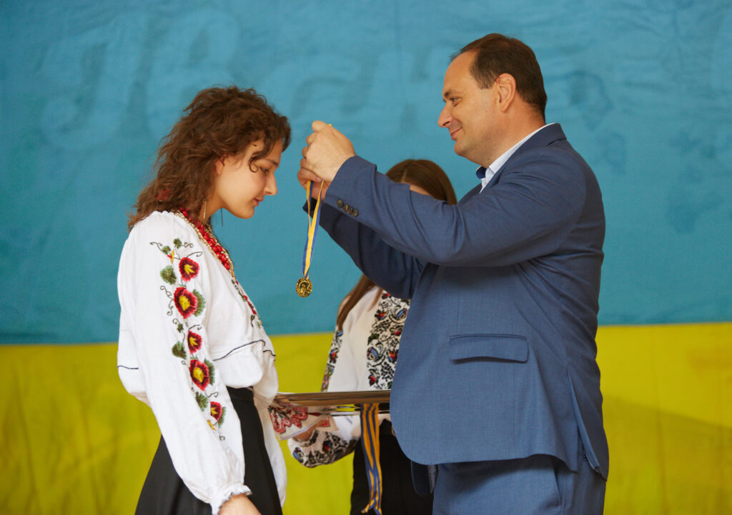 У Івано-Франківську вручили медалі найкращим випускникам 2024 року ФОТО