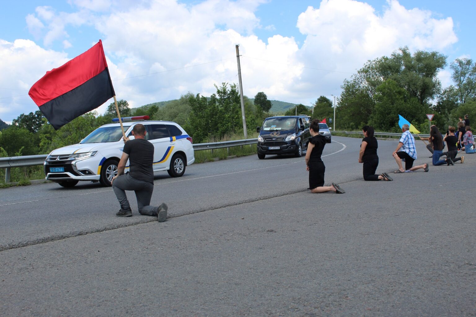 Делятинська громада навколішки зустріла скорботний кортеж,полеглого Героя Олександра Сидорчука,Делятинська територіальна громада