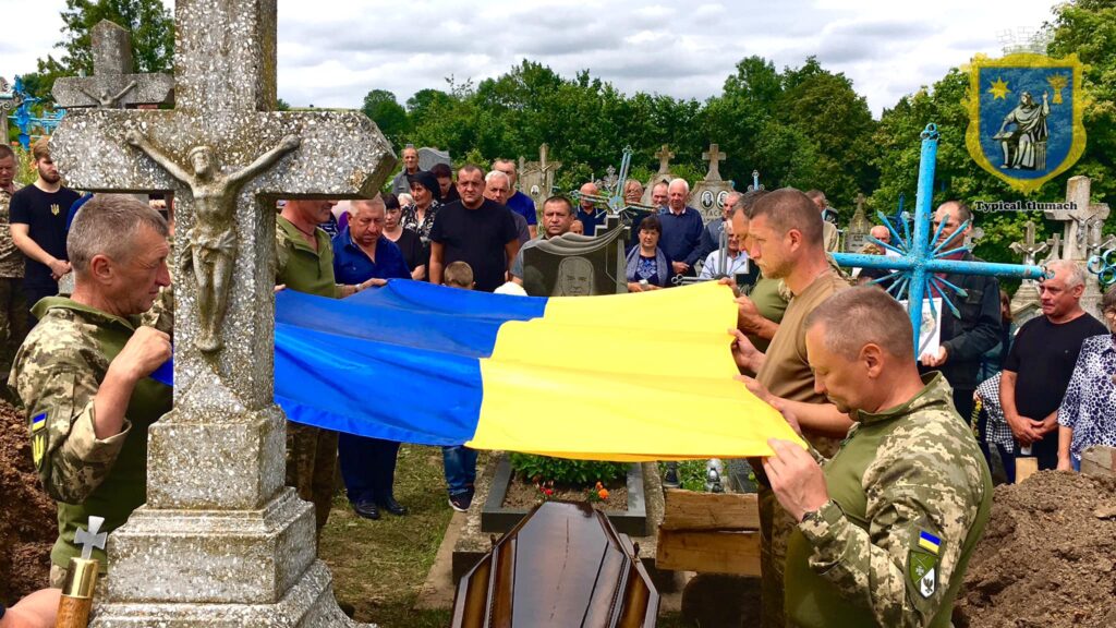 На Тлумаччині попрощалися з бійцем Іваном Палюгою