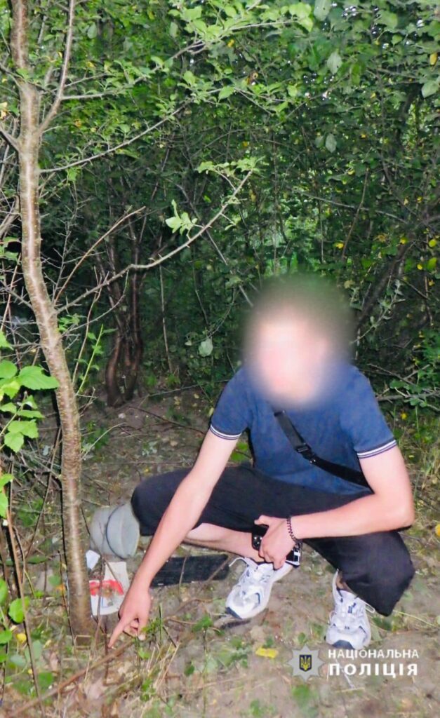 У Франківську спіймали 18-річного закладчика наркотиків. ФОТО