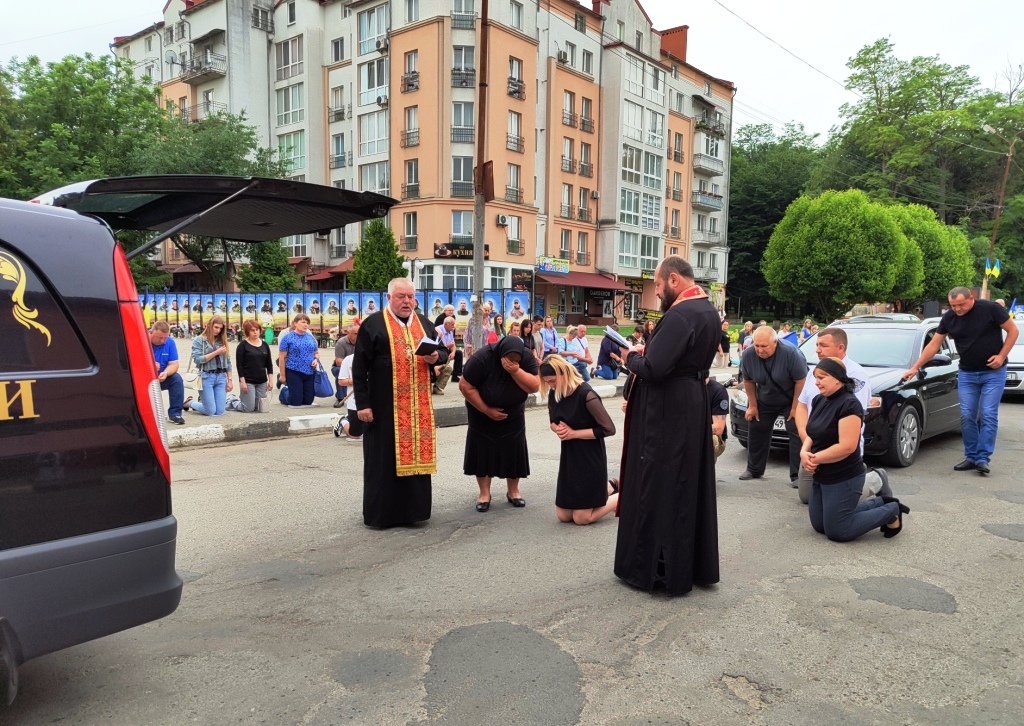 У Тлумачі на колінах зустріли кортеж із тілом військовослужбовця Івана Палюги