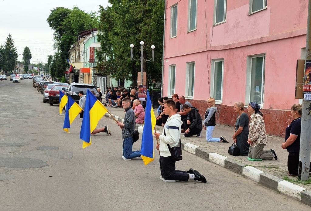 У Тлумачі на колінах зустріли кортеж із тілом військовослужбовця Івана Палюги